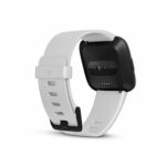 Fitbit Versa - Montres Connectées Forme, Sport et Bien-être, Autonomie 4 Jours, Étanche, Suivi Fréquence Cardiaque, Noir/Blanc, Taille unique