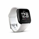 Fitbit Versa - Montres Connectées Forme, Sport et Bien-être, Autonomie 4 Jours, Étanche, Suivi Fréquence Cardiaque, Noir/Blanc, Taille unique